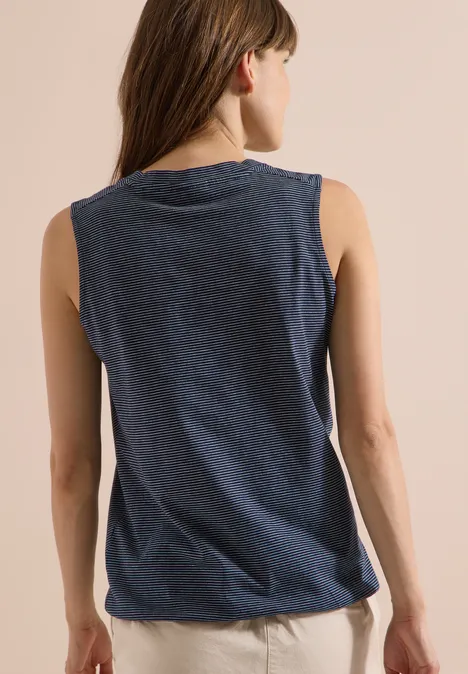 Top met V-hals en strepen universal blue Achteraanzicht van een vrouw met een donkerblauwe mouwloze top tegen een lichte achtergrond.