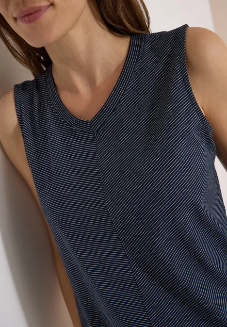 Top met V-hals en strepen universal blue Vrouw in een mouwloos topje met V-hals, donkerblauw met fijne witte streepjes.
