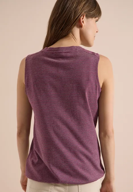 Top met V-hals en strepen sweet grape red Achteraanzicht van een persoon in een paars mouwloos shirt tegen een neutrale achtergrond.