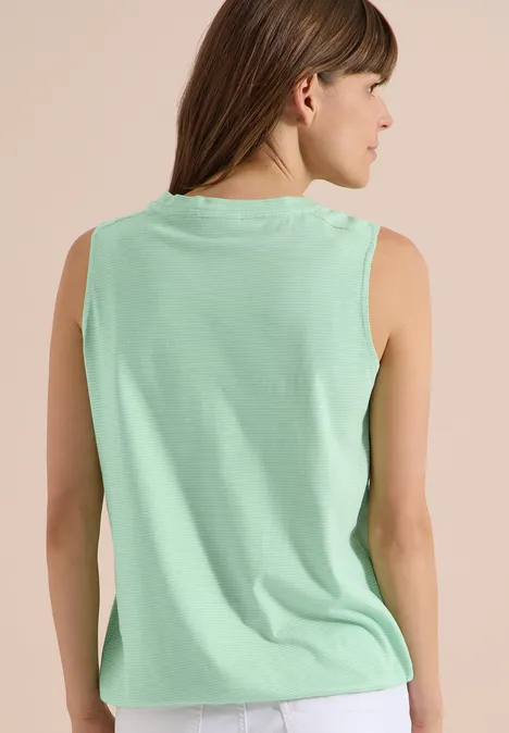 Top met V-hals en strepen juicy lime Vrouw van achteren in een mintgroen mouwloos shirt tegen neutrale achtergrond.
