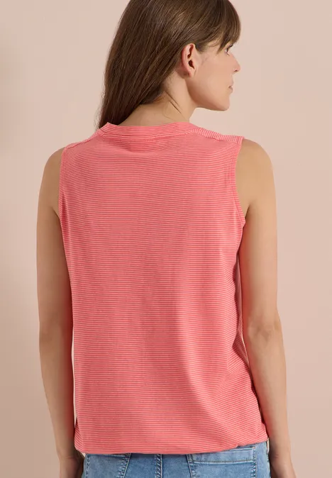 Top met V-hals en strepen coral Achteraanzicht van een vrouw in een mouwloze, koraalkleurige top.