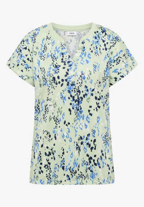 Hellgrünes Damen-T-Shirt mit V-Ausschnitt und abstraktem Blumenmuster in Blau und Schwarz.