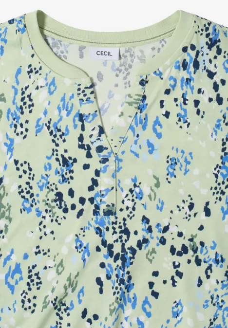 Mintgrüne Damenbluse mit blauem und dunkelblauem Fleckenmuster, kurzen Ärmeln und V-Ausschnitt.