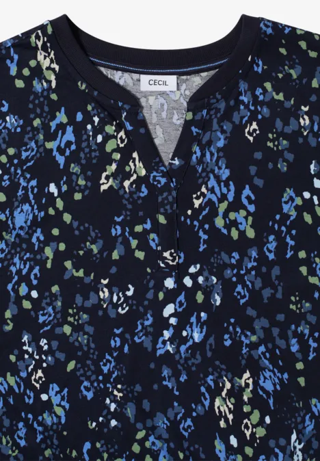 Dunkelblaues Damenoberteil mit floralem Print in Blau und Grün, kurzer Schlitzkragen mit Knopf.