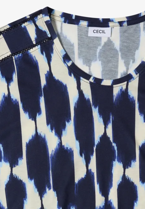 T-Shirt mit V-Neck und Spitzendetail urban dark blue Weißes Damen-Oberteil mit blauen Pinselstrich-Mustern und feinen Falten, CECIL-Logo im Nacken.
