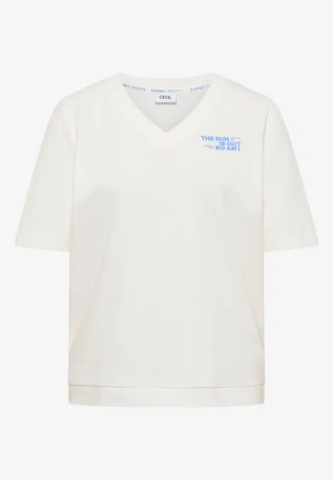 Shirt met V-hals en tekstdetail vanilla white Wit ruim T-shirt met V-hals en kleine lichtblauwe opdruk op de borst.