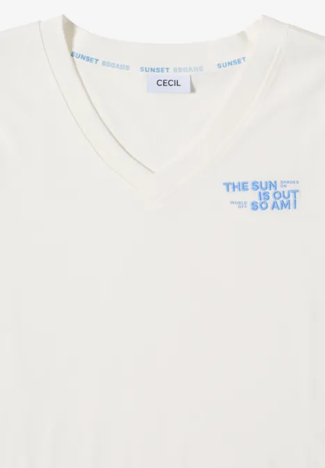 Shirt met V-hals en tekstdetail vanilla white Wit V-hals T-shirt met blauwe tekst 'THE SUN IS OUT SO AM I' en label 'CECIL'.