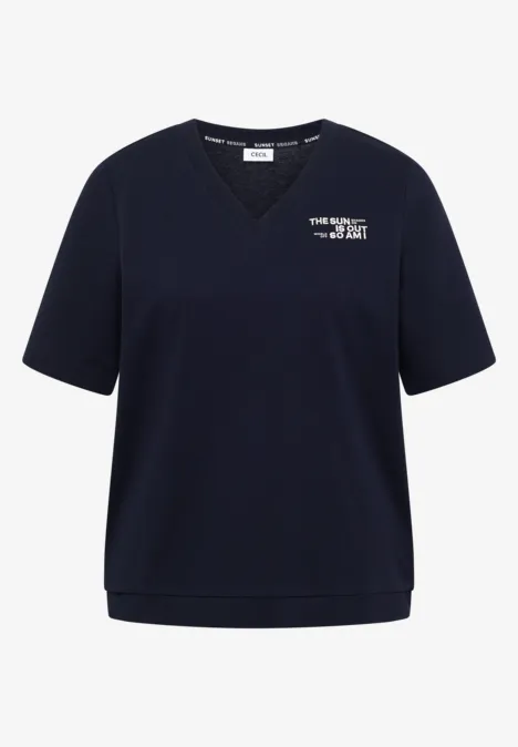 Shirt met V-hals en tekstdetail urban dark blue Donkerblauw V-T-shirt met korte mouwen en klein wit logoprint op de borst.