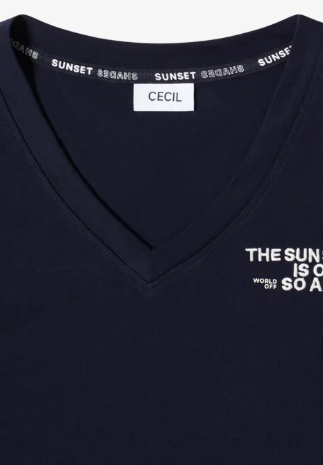 Shirt met V-hals en tekstdetail urban dark blue Donkerblauw V-hals T-shirt met witte tekst 'THE SUN IS…' en label "Cecil".