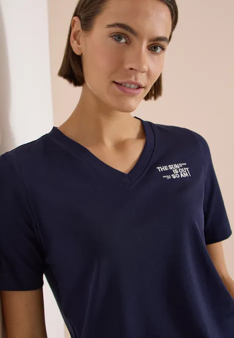 Shirt met V-hals en tekstdetail urban dark blue Iemand draagt een donkerblauw V-halsshirt met korte mouwen en een klein wit opschrift op de borst.
