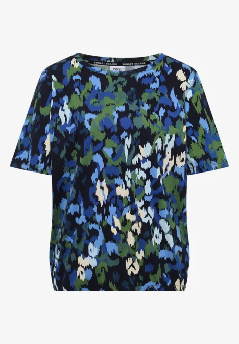 Kurzes Shirt mit abstraktem Blumenmuster in Blau, Grün, Schwarz und Weiß.