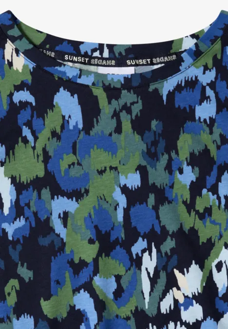 Ärmelloses Top in Camouflage-Muster (Blau und Grün) mit Rundhalsausschnitt.