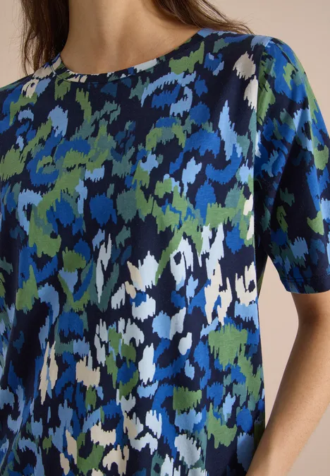 Damen-Shirt mit abstraktem blau-grün-weißem Camouflage-Muster und kurzen Ärmeln.