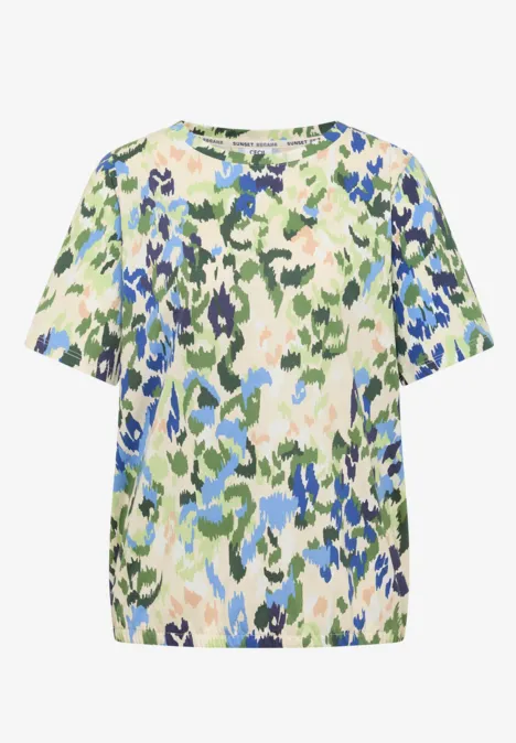 Loszittend T-shirt met korte mouwen en abstract camouflagepatroon in blauw-, groen- en beigetinten.
