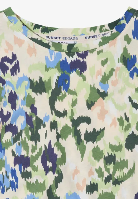 Mouwloos topje met abstract camouflagepatroon in blauw, groen en beige op lichte achtergrond.