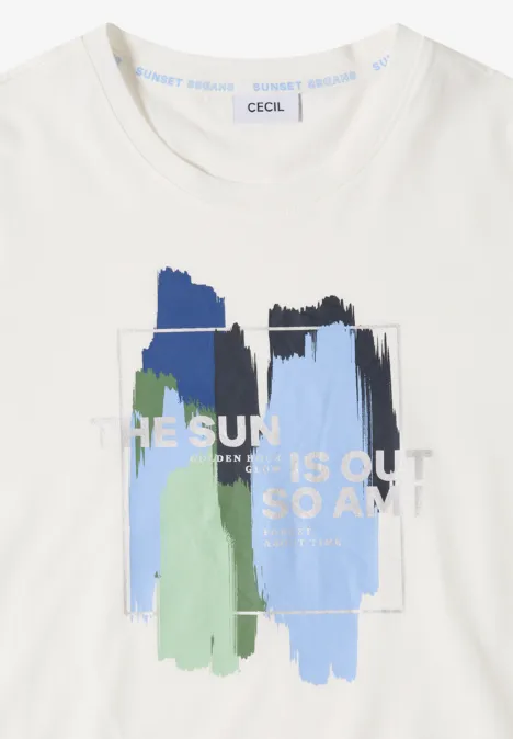 T-shirt blanc avec des coups de pinceau colorés et l'inscription 'THE SUN IS OUT SO AM I' sur le devant.