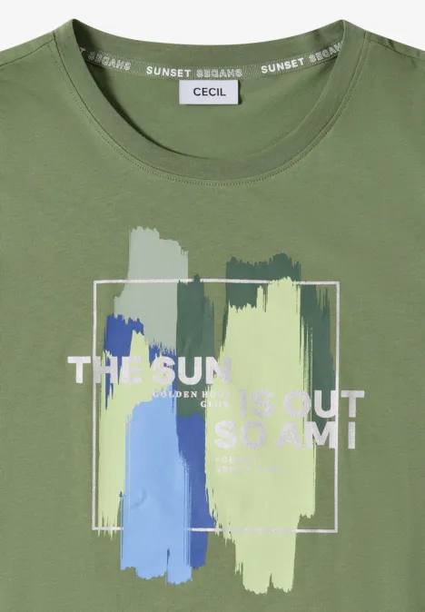 T-Shirt mit Rundhals und Frontprint deep matcha green Olivegrünes T-Shirt mit Farbklecksen in Beige, Dunkelgrün, Hellgrün und Blau, Textaufdruck 'THE SUN IS OUT SO AM I'.