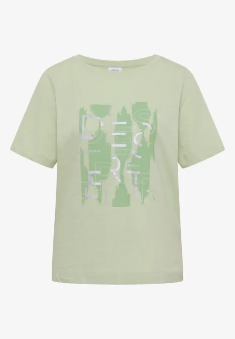 Lichtgroen T-shirt met moderne, abstracte witte en groene print aan de voorkant.