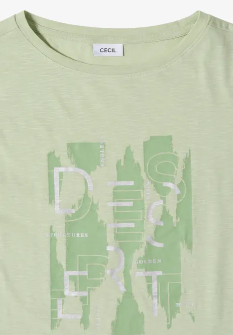 Pastelgroen T-shirt met abstracte grafische opdruk voorop.