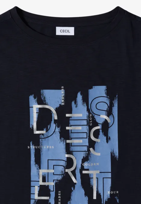 Shirt met ronde hals en opdruk aan de voorkant urban dark blue Donkerblauw T-shirt met abstract penseelstreek-print in lichtblauw en wit, merklabel 'Cecil'.