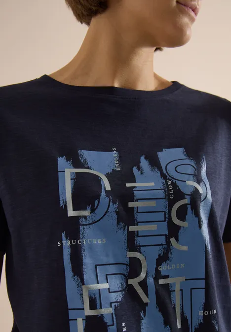 Shirt met ronde hals en opdruk aan de voorkant urban dark blue Donkerblauwe T-shirt met abstracte penseelstreken en zilverkleurige letters op de borst.