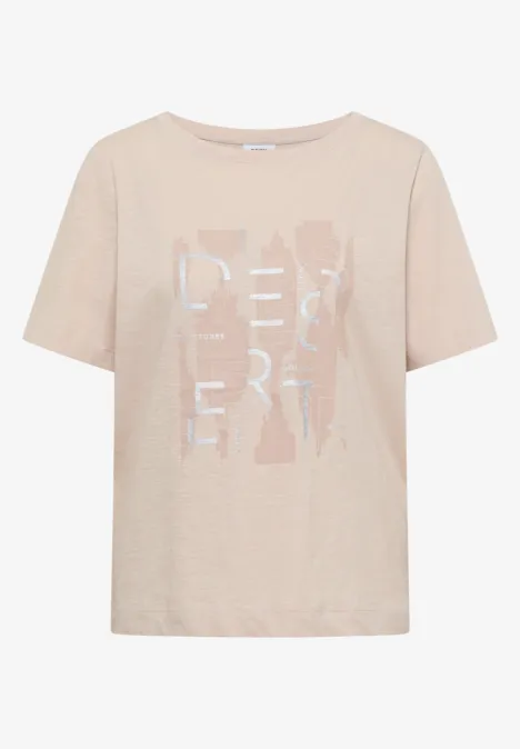 Beige T-shirt met korte mouwen en lichte DESERT-opdruk op de voorzijde.