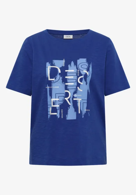 Kobaltblauw T-shirt met witte, vervormde tekstprint in verticale opstelling.