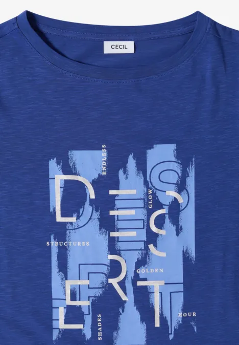 Blauw T-shirt met abstract, meerkleurig letterprint en een COOL-label in de kraag.