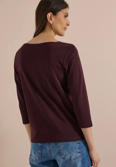Basic Shirt met boothals berry red Frau in weinrotem Dreiviertelarmshirt, Rückansicht, blaue Jeans
