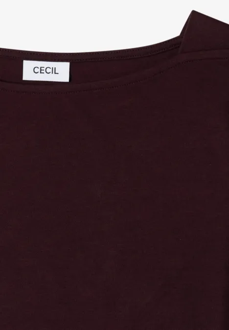 Basic Shirt met boothals berry red Nahaufnahme eines bordeauxroten T-Shirts mit Etikett "CECIL" am Ausschnitt.