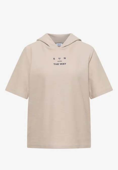 Kurzarm Shirt mit Kapuze und Wording cashmere beige Beiger, kurzärmeliger Kapuzenpullover mit dezentem Logo auf der Brust