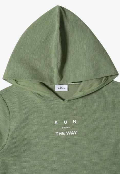 Kurzarm Shirt mit Kapuze und Wording deep matcha green Olivgrüner Kapuzenpullover mit weißem Schriftzug 'SUN' und 'THE WAY'.
