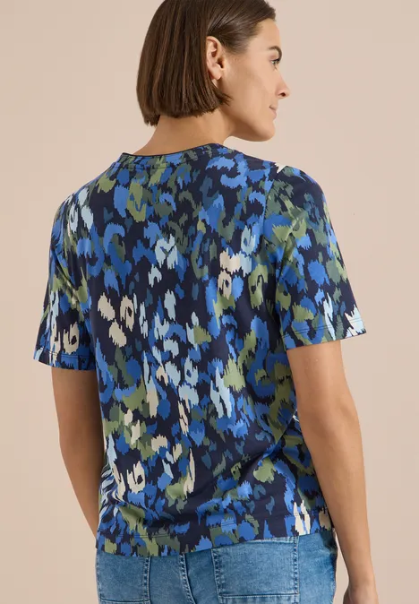 T-Shirt mit Split Neck und Print urban dark blue Rückansicht einer Person in kurzärmligem Oberteil mit abstraktem blau-grün-weißem Muster.