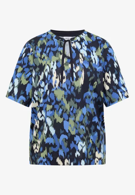 T-Shirt mit Split Neck und Print urban dark blue Damenbluse mit abstraktem Muster in Blau, Grün, Schwarz und Weiß, kurzen Ärmeln und V-Ausschnitt mit Bindeband.