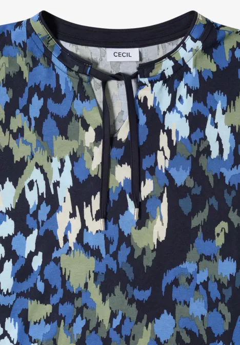 T-Shirt mit Split Neck und Print urban dark blue Bluse mit blau-grünem Camouflage-Muster und kleinem Ausschnitt mit Schlitz