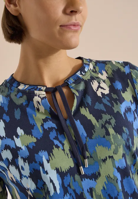 T-Shirt mit Split Neck und Print urban dark blue Bluse mit abstraktem Muster in Blau, Grün und Weiß, Schlitzkragen mit Bindebändern