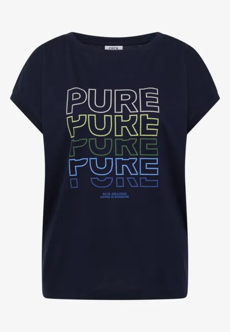 Dunkelblaues T-Shirt mit buntem 'PURE'-Schriftzug in wiederholtem Design.