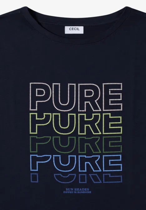 Dunkelblaues Shirt mit viermal 'PURE' in Weiß, Grün und Blau.