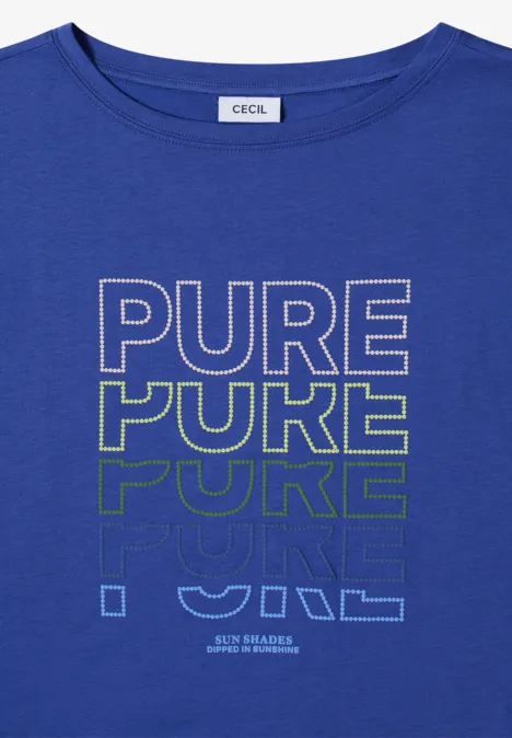 Blaues T-Shirt mit dreifachem 'PURE'-Schriftzug in Weiß und Grün.