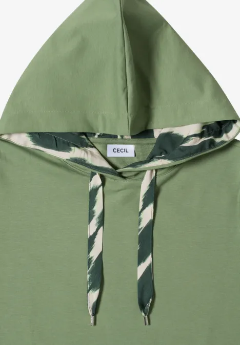 Grüner Hoodie mit camouflage-gefütterter Kapuze und CECIL-Logo im Nackenbereich.