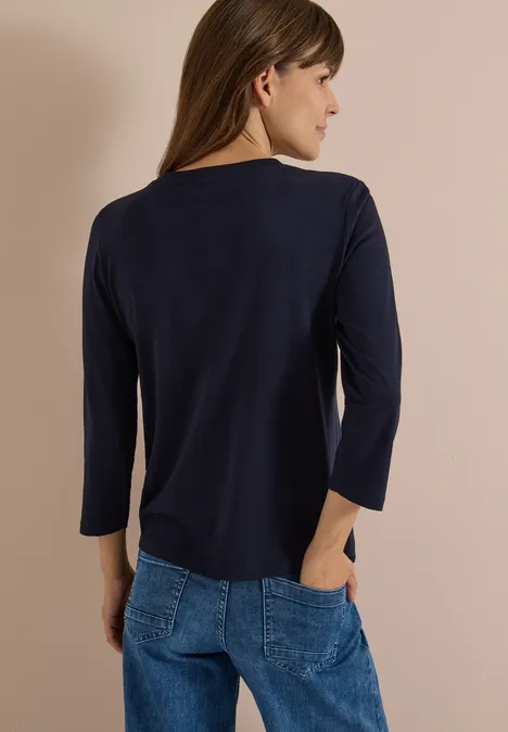 3/4-Arm Shirt in Unifarbe mit V-Neck urban dark blue Frau von hinten in einem dunkelblauen Oberteil mit langen Ärmeln