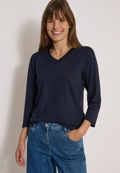 3/4-Arm Shirt in Unifarbe mit V-Neck urban dark blue Fröhliche Frau trägt dunkelblauen V-Pullover mit 3/4-Ärmeln und blaue Jeans.