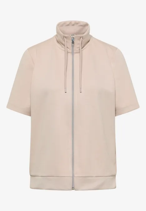 Beige Kurzarm-Jacke mit Reißverschluss und Stehkragen.