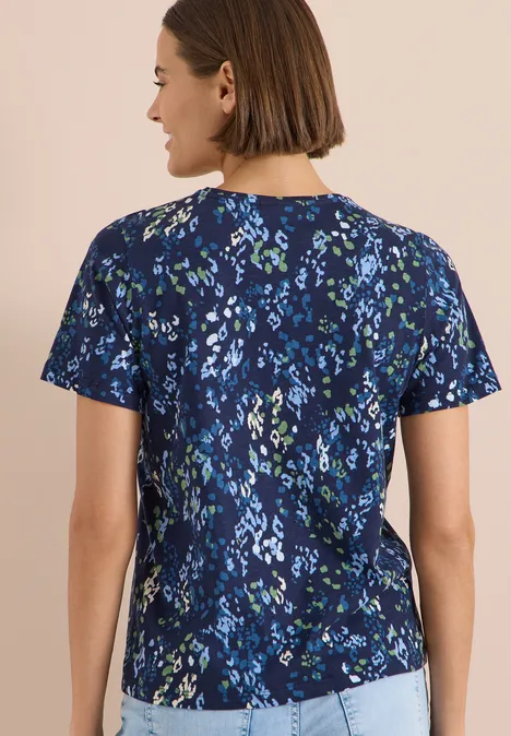 T-Shirt mit Rundhals und Print urban dark blue Eine Frau von hinten trägt eine dunkelblaue, kurzärmelige Bluse mit kleinem, buntem Blumenmuster.