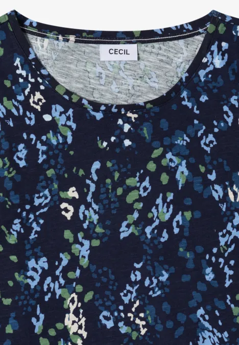 T-Shirt mit Rundhals und Print urban dark blue Dunkelblaues Damen-Shirt mit rundem Ausschnitt und abstraktem Muster in Hellblau, Grün und Weiß, Marke CECIL.