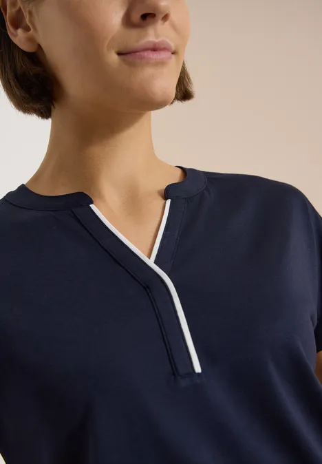 T-Shirt mit Split Neck in Unifarbe urban dark blue Oberkörper zeigt dunkelblaues Shirt mit V-Ausschnitt und weißer Einfassung, Kopf und Arme nicht sichtbar.