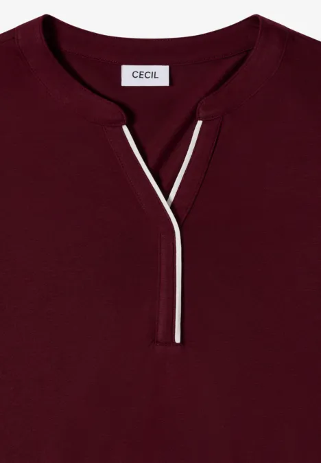 T-Shirt mit Split Neck in Unifarbe red wine Dunkelrotes Damenoberteil mit V-Ausschnitt und kontrastierendem Paspelbesatz, Marke CECIL.