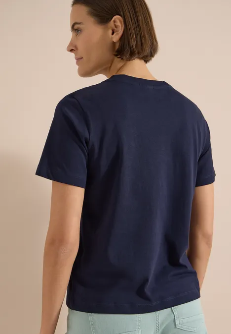 T-Shirt mit Rundhals und Frontprint urban dark blue Person von hinten in dunkelblauem T-Shirt und hellen Hosen.