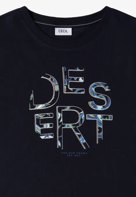 T-Shirt mit Rundhals und Frontprint urban dark blue Schwarzes T-Shirt mit dem Schriftzug DESERT in bunten Wüstenmustern und CECIL-Label im Nacken.