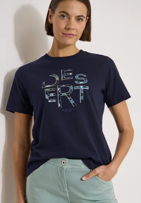 T-Shirt mit Rundhals und Frontprint urban dark blue Person trägt dunkelblaues T-Shirt mit ‚DESERT‘-Print und hellgrüner Hose.